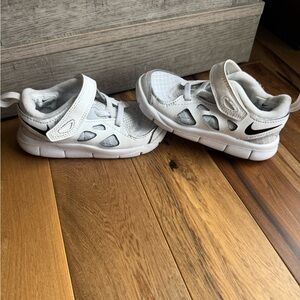 Nike White and Black Sneakers Classic Athletic Design